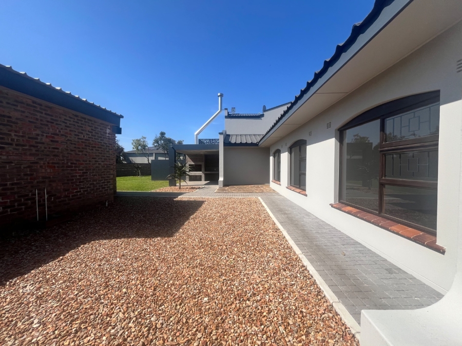 To Let 4 Bedroom Property for Rent in Dormehls Drift Western Cape